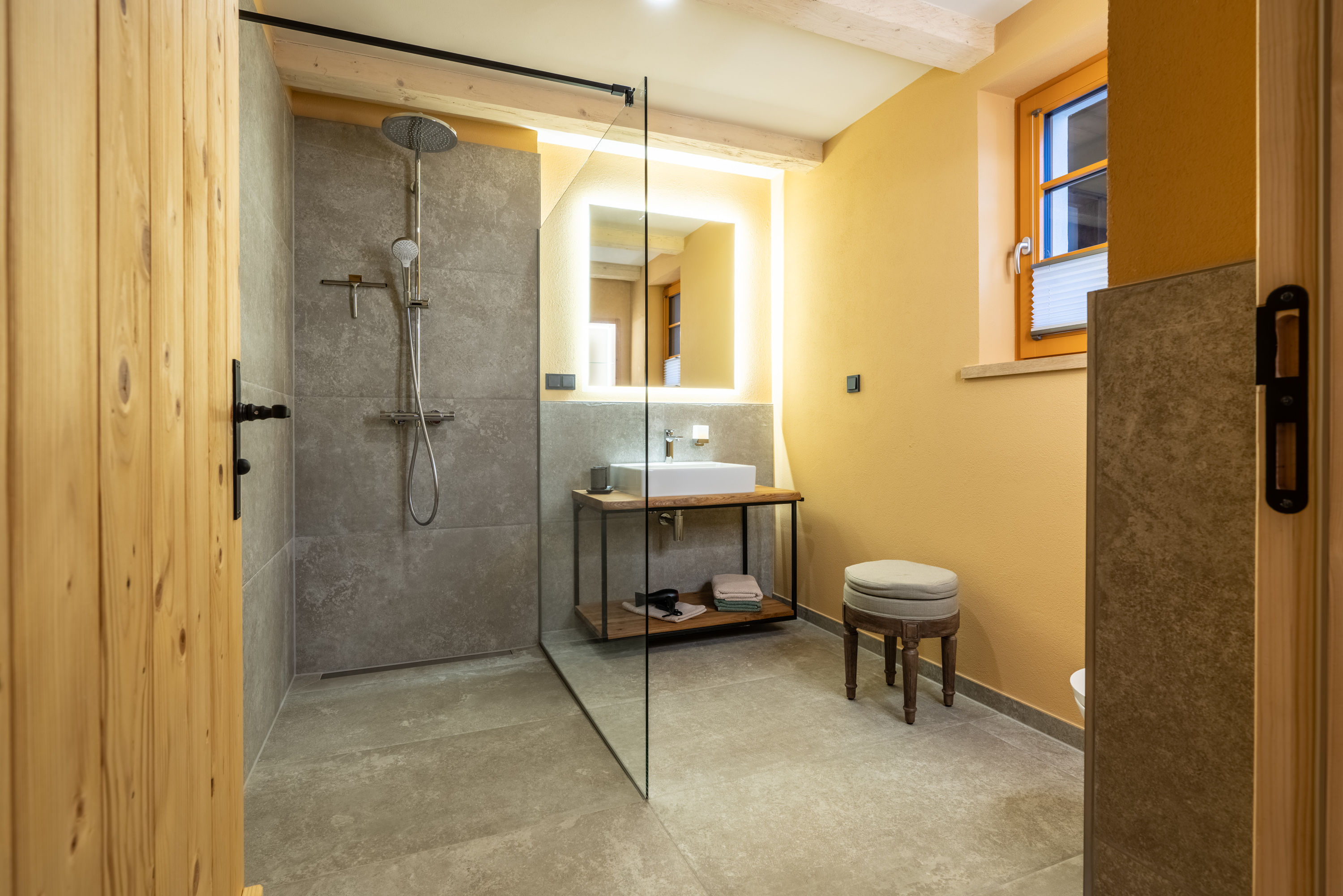 Biohotel: Tageslichtbad im Löwenzahn mit großer ebenerdiger Dusche. - BIO-NATURIDYLL WIESENGRUND