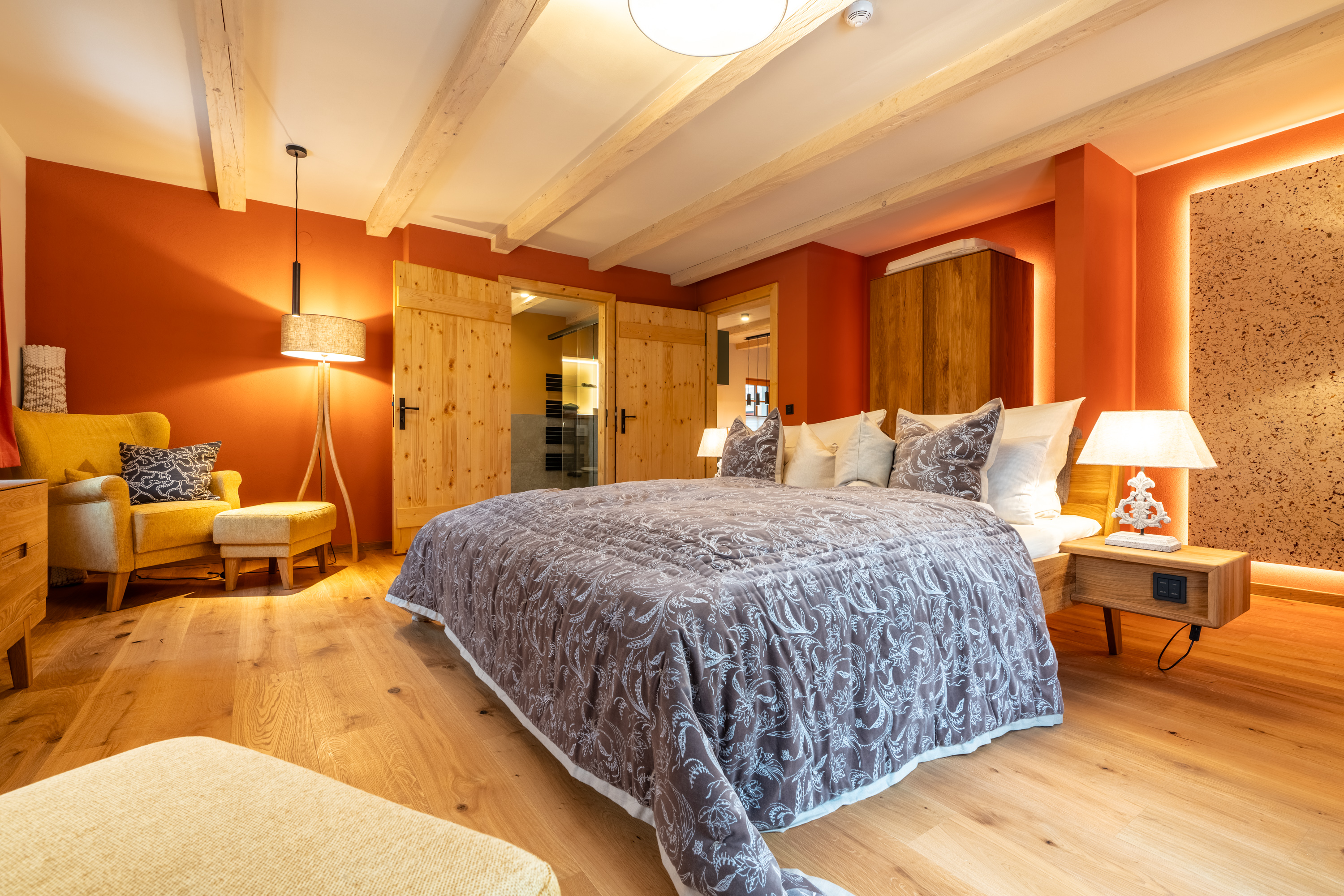 Biohotel: Geräumiges Schlafzimmer mit Zugang zur Terrasse in der Margerite. - BIO-NATURIDYLL WIESENGRUND