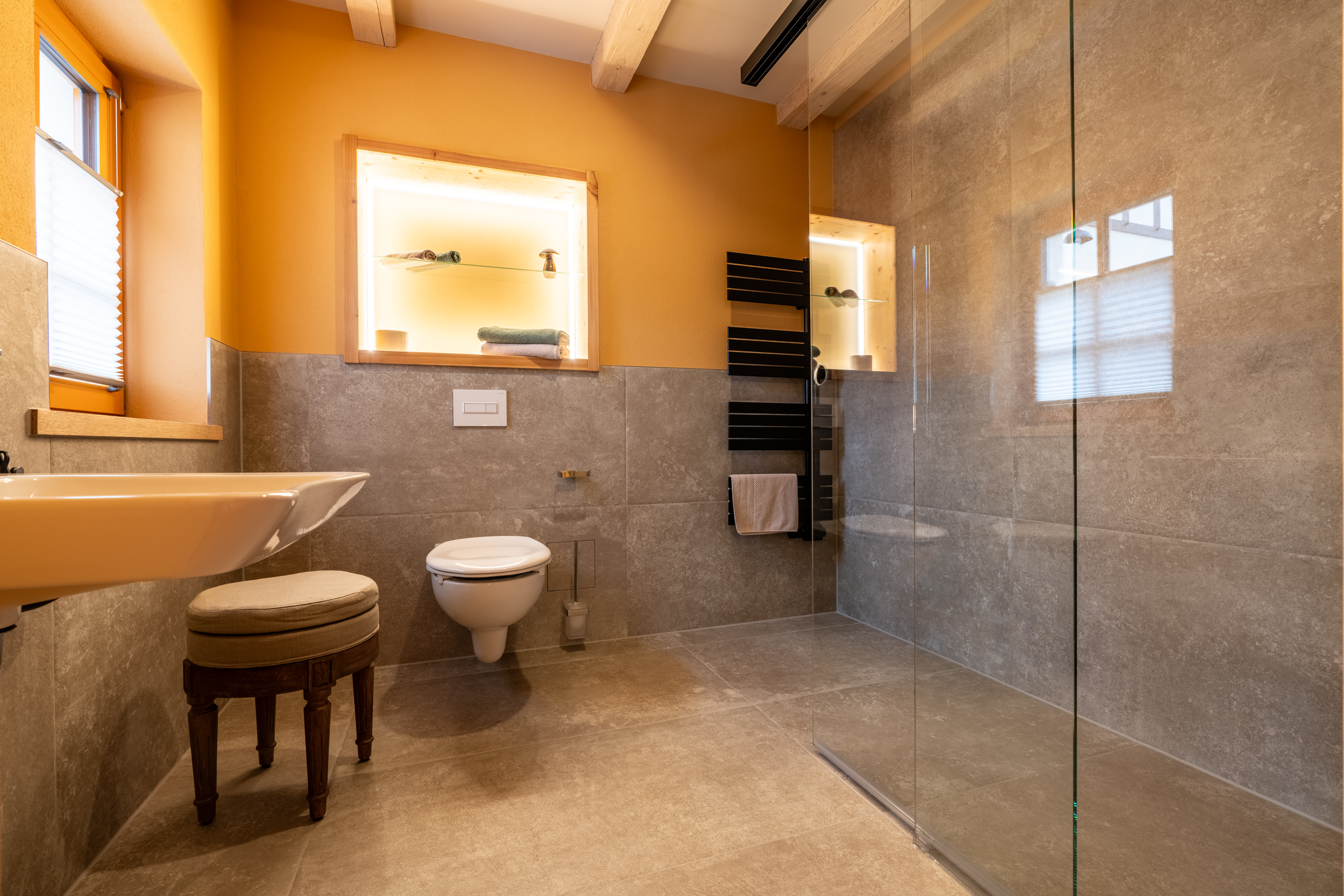 Biohotel: Bad neben dem Schlafzimmer mit ebenerdiger Dusche-  gesamtes Bad auch für Rollstuhlfahrer geeignet. - BIO-NATURIDYLL WIESENGRUND