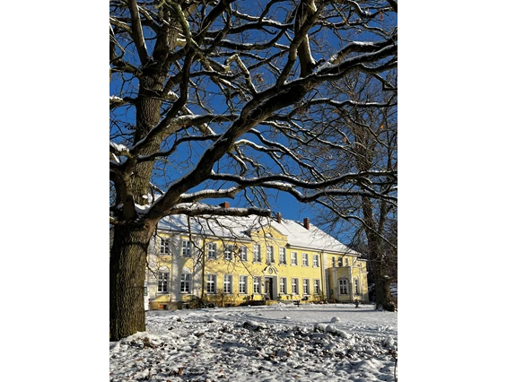 Biohotel: Gutshaus Manderow im Schnee - Gut Manderow