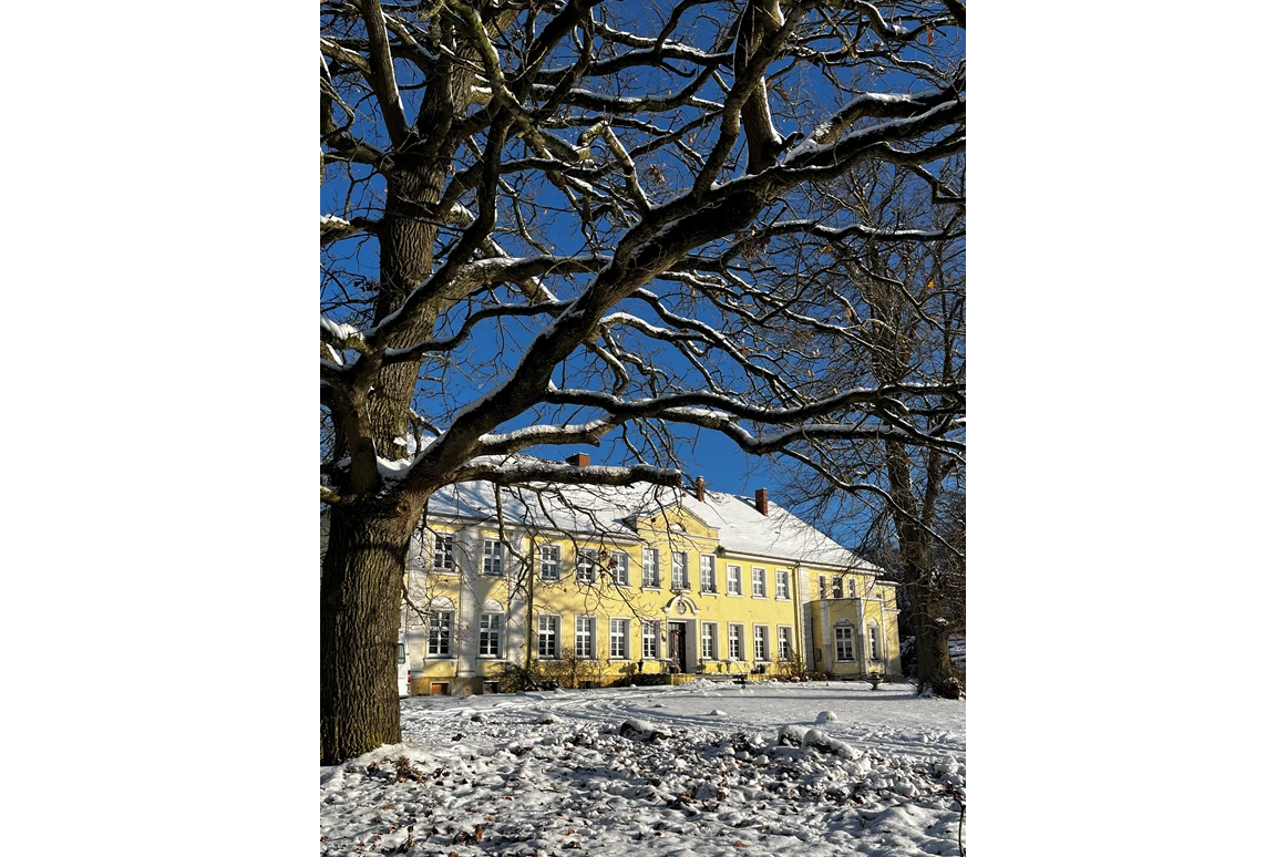Biohotel: Gutshaus Manderow im Schnee - Gut Manderow