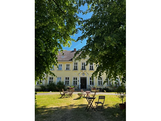 Biohotel: Gutshaus Manderow im Sommer - Gut Manderow