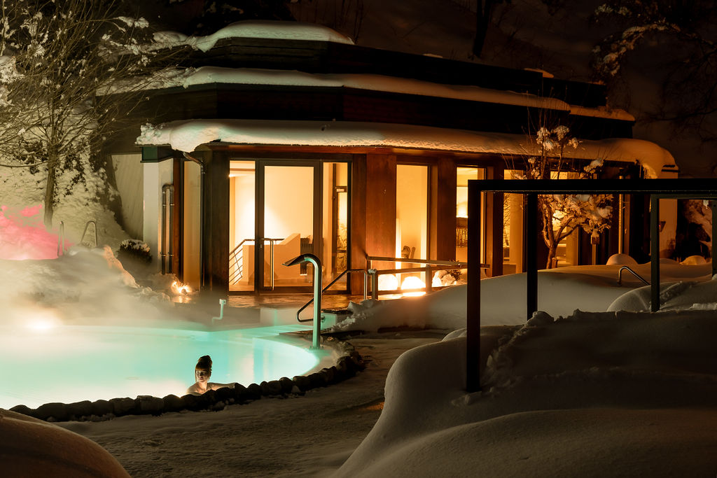 Biohotel: Schwimmbad und Whirlpool im Schnee, Ruhe-Wintergarten - Familien- & Gartenhotel Theresia****S