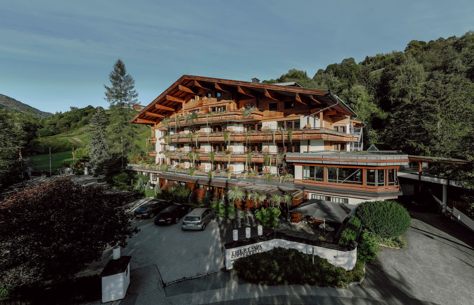 Biohotel: Frontalansicht mit Parkplatz - Familien- & Gartenhotel Theresia****S