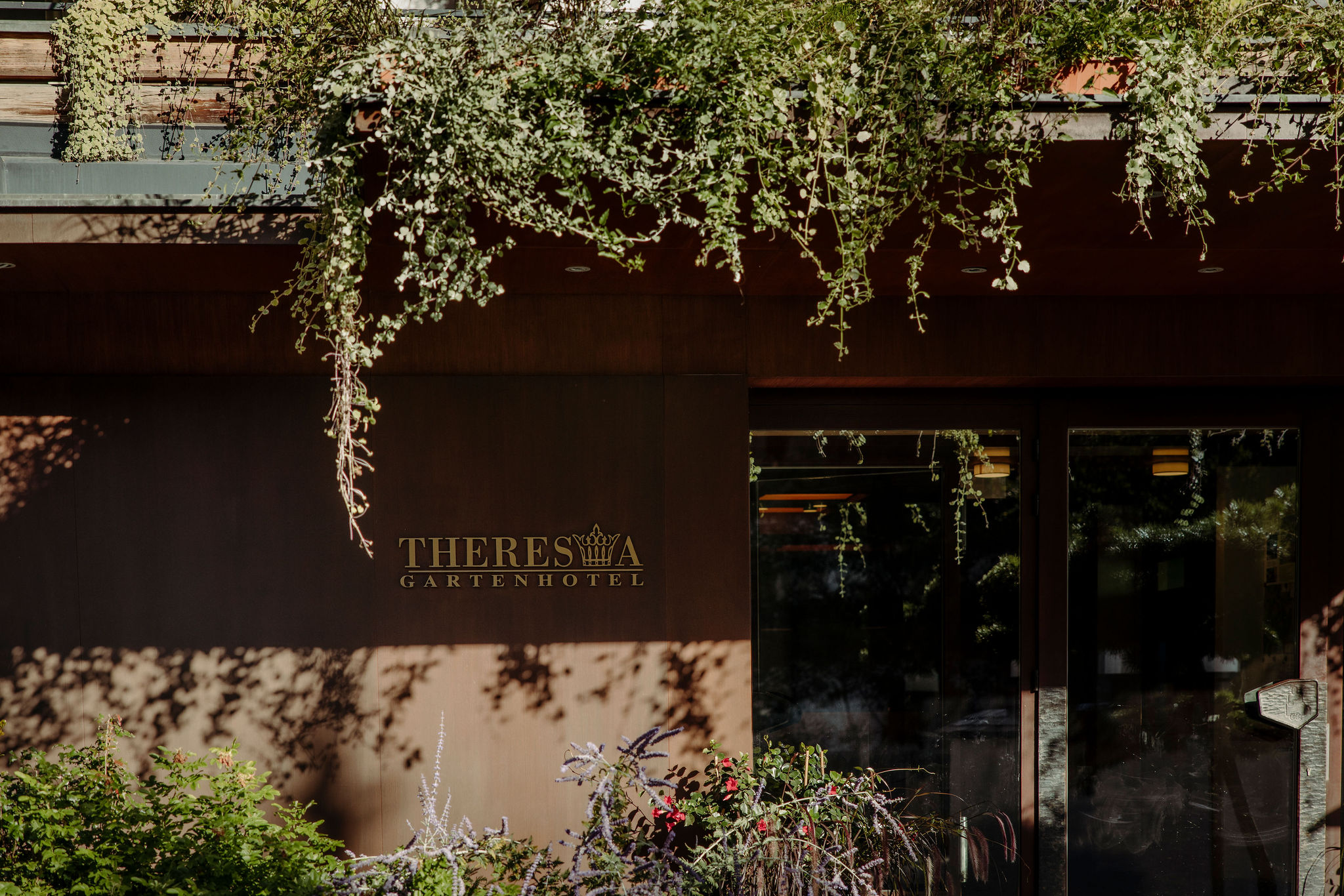 Biohotel: Hoteleingang Sommer - Familien- & Gartenhotel Theresia****S