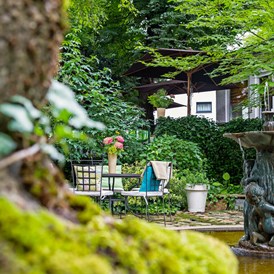 Biohotel: Wunderschöner Garten im Innenhof mit Terrasse - Bio-Hotel & Villa Auersperg