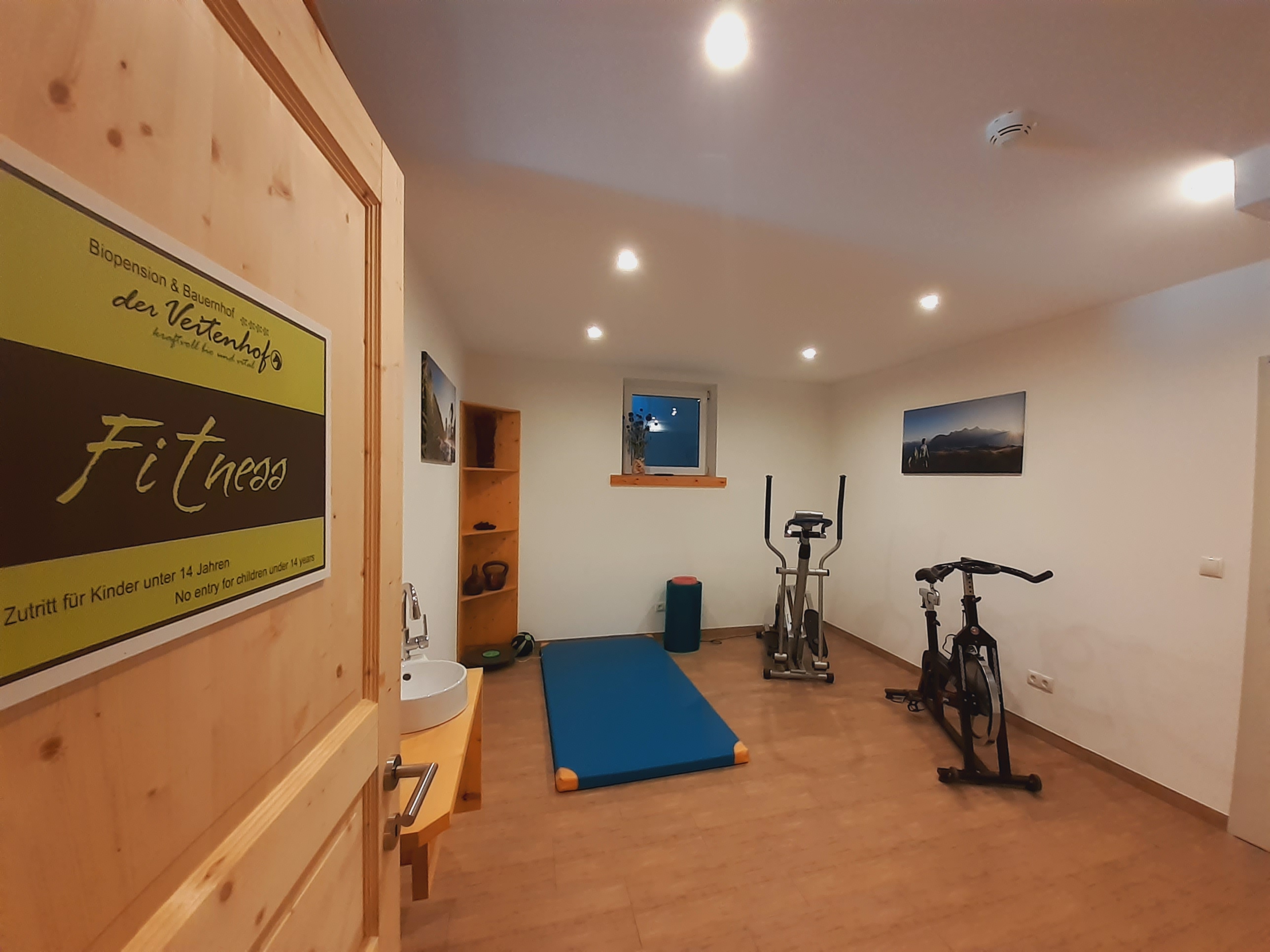 Biohotel: Der Fitnessraum Spinningrad, Crosstrainer, Yogamatten, Kettleballs  und TV - Bio & Reiterhof der Veitenhof