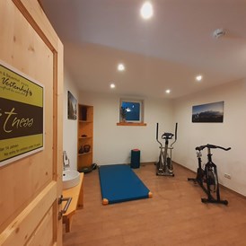 Biohotel: Der Fitnessraum Spinningrad, Crosstrainer, Yogamatten, Kettleballs  und TV - Bio & Reiterhof der Veitenhof
