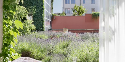 Naturhotel - Umgebungsschwerpunkt: Stadt - Komfortzimmer mit Blick auf Lavendeldach - Boutiquehotel Stadthalle