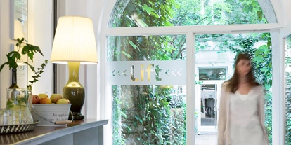 Naturhotel - Donauraum - Hotellobby mit Blick in den Garten - Boutiquehotel Stadthalle