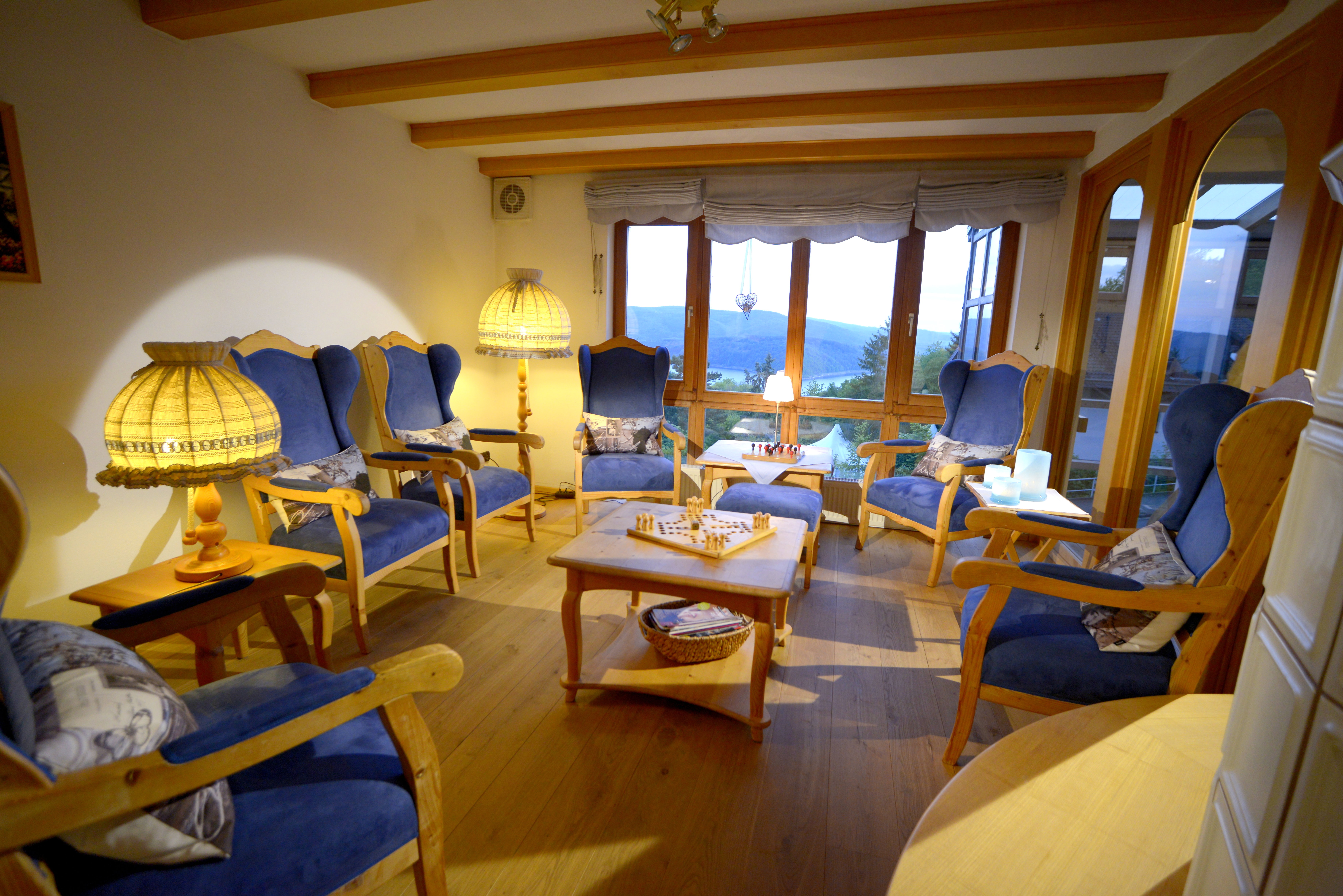 Biohotel: Unser Gastraum zum Lesen, Plaudern und mehr... - BELVEDERE-das BIO Hotel garni & SuiteHotel am Edersee