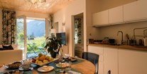 Naturhotel - PLZ 4565 (Österreich) - Das Wohnzimmer mit Kochnische.
Das Wasser kommt frisch und klar aus dem Dachstein Berg. Besser als als Mineralwasser... - THE GREEN LODGE 