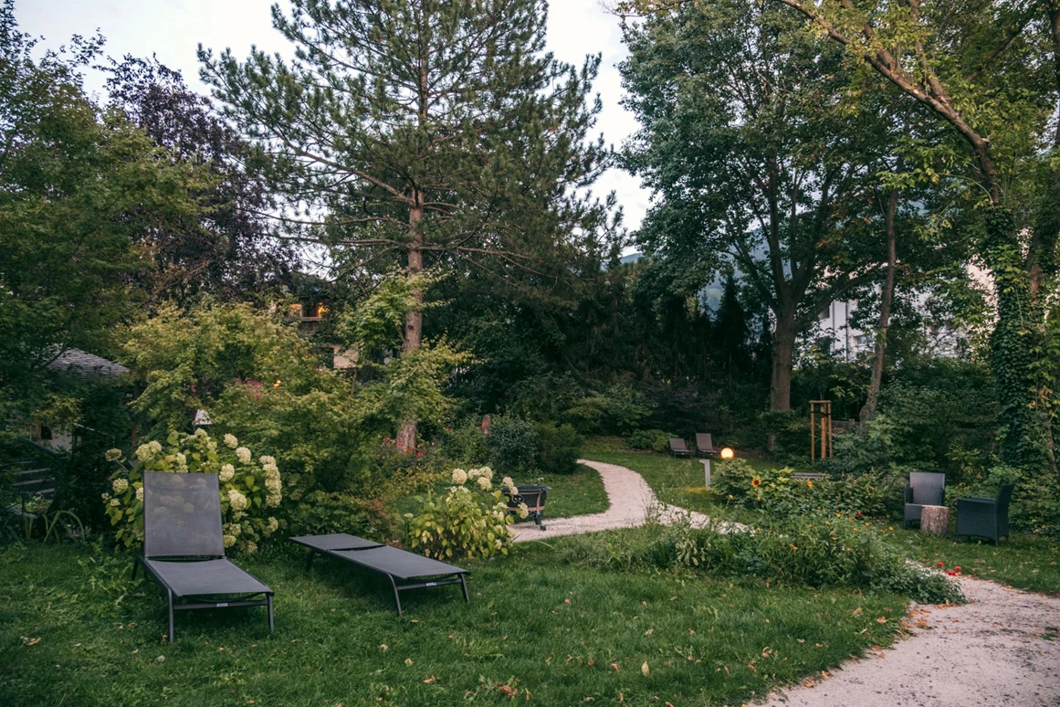 Biohotel: Hoteleigener Naturpark mit Liegewiese und Bio-Badeteich - Vegan Hotel LA VIMEA