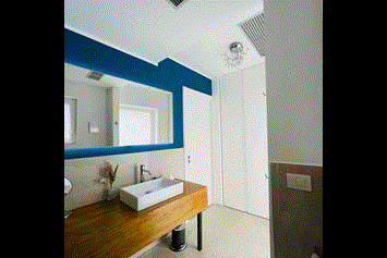Biohotel: WIDE BATHROOM WITH 2 WINDOWS AND SHOWER. ONLY BIO, VEGAN AND VEGETABLE SOAP - RITORNO ALLA NATURA