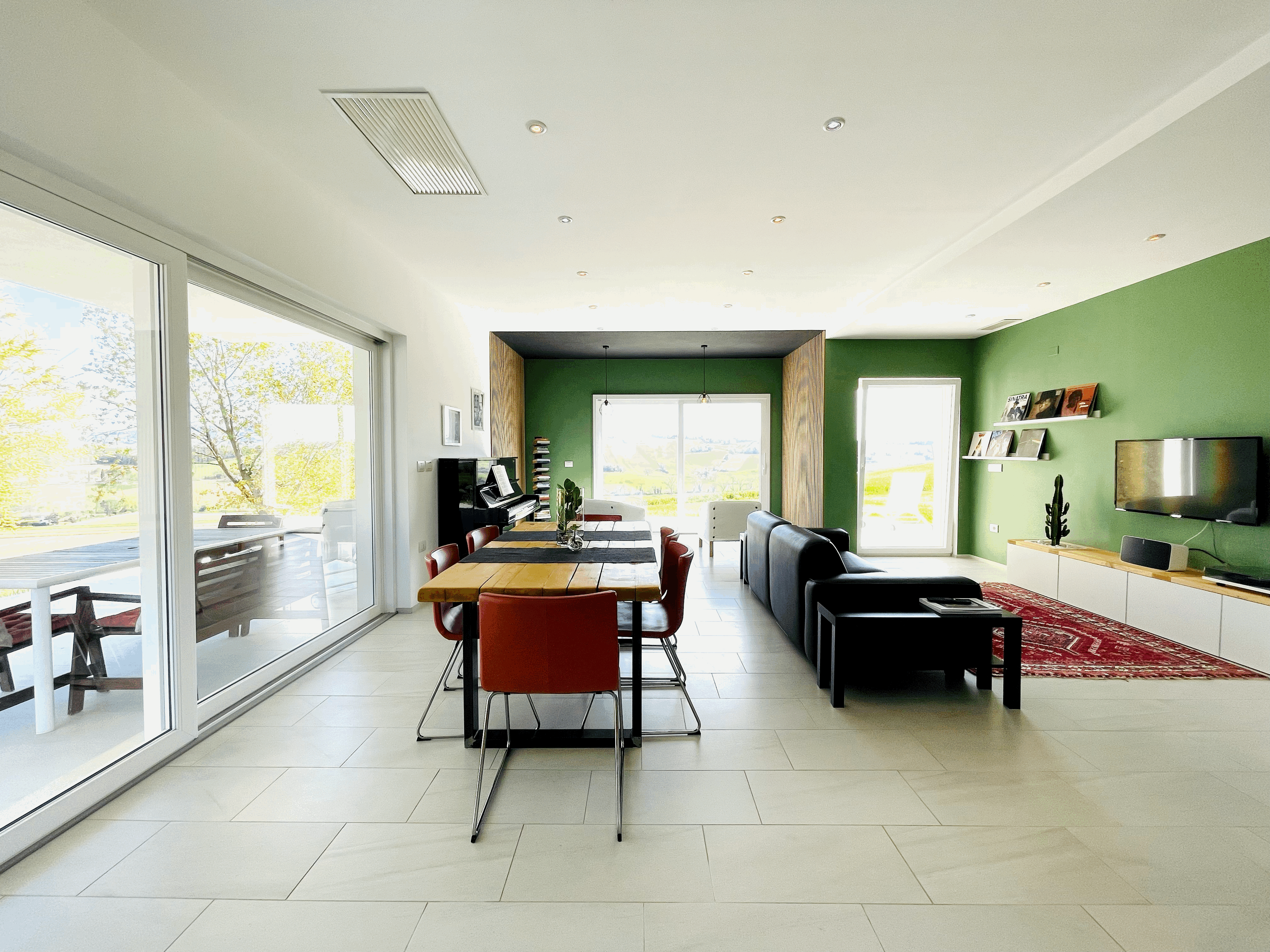 Biohotel: BOTANY IN MUSIC is for all those who love the beauty of contemplating Nature. It is a front row seat on the hills of Infinity. It's the warmth of a cup of tea, sipped in your hands. It is the company of a book from the small literary pharmacy that awaits you. It's the vinyl that crackles to the rhythm of Jazz. It's a piano waiting to be played. BOTANY IN MUSIC is more than a stay, it's an experience!
Breakfast included via basket also with local and Home Made products. - RITORNO ALLA NATURA