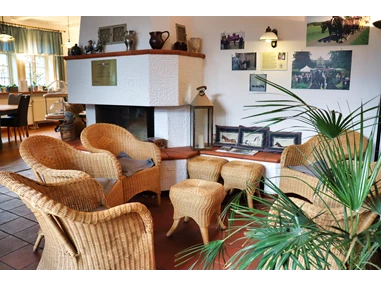 Biohotel: Bio-Hotel TraumzeitHof - Bereich der Lobby mit Kamin - Bio-Hotel TraumzeitHof - Naturotel