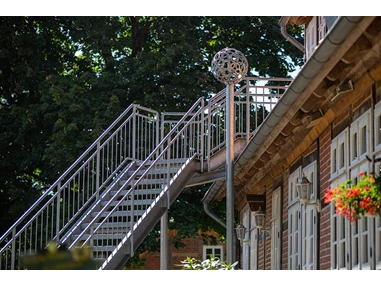 Biohotel: Individuelle Dekoration an der Fluchttreppe Haupthaus Bio-Hotel TraumzeitHof - Bio-Hotel TraumzeitHof - Naturotel