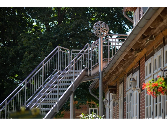 Biohotel: Individuelle Dekoration an der Fluchttreppe Haupthaus Bio-Hotel TraumzeitHof - Bio-Hotel TraumzeitHof - Naturotel