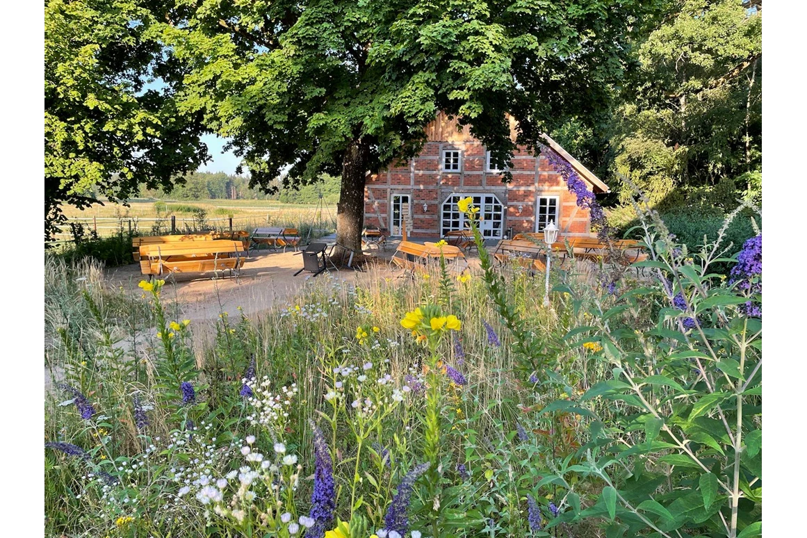 Biohotel: Ruhe und Entspannung in unserem idyllischen Bier-, Eis- und Kaffeegarten - Willkommen im TraumzeitGarten! - Bio-Hotel TraumzeitHof - Naturotel