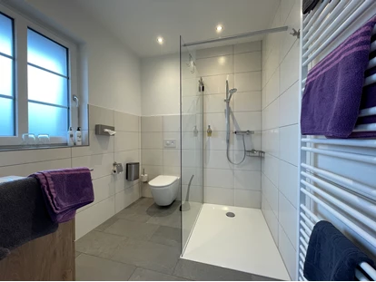 Nature hotel - PLZ 29525 (Deutschland) - Modernes, großes Badezimmer in Natur-Suite im Neuen Landhaus Bio-Hotel TraumzeitHof - Bio-Hotel TraumzeitHof - Naturotel