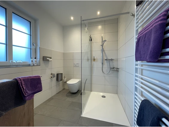 Biohotel: Modernes, großes Badezimmer in Natur-Suite im Neuen Landhaus Bio-Hotel TraumzeitHof - Bio-Hotel TraumzeitHof - Naturotel