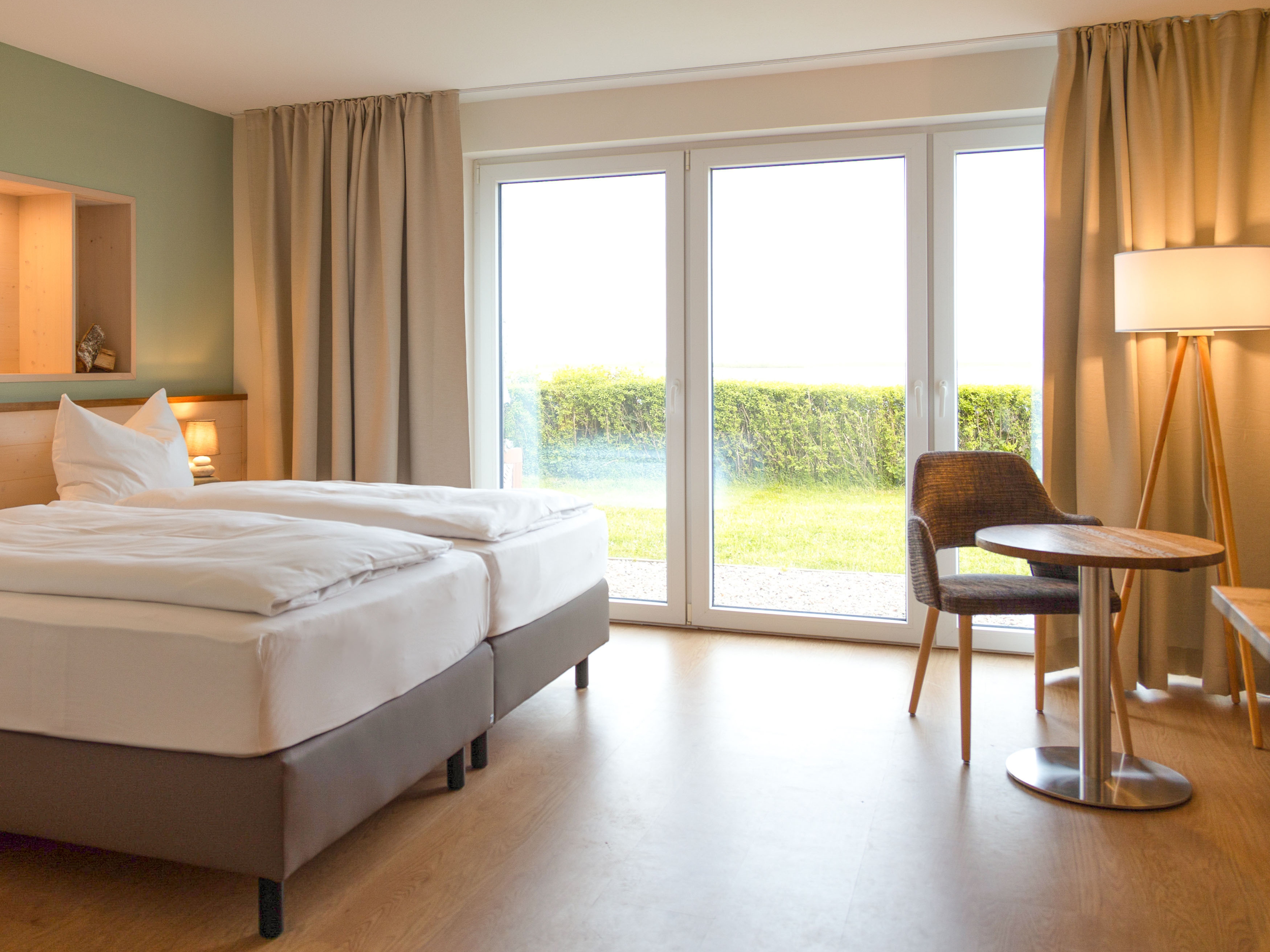Biohotel: Gemütliches Zimmer mit Blick nach draußen - BE BIO Hotel be natural