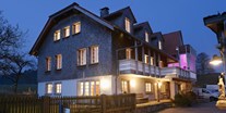 Naturhotel - Hoteltyp: BIO-Urlaubshotel - Ehrenberg (Fulda) - Das Biohotel LindenGut am Abend in Hessen, Rhön - LindenGut - das Bio-Gästehaus