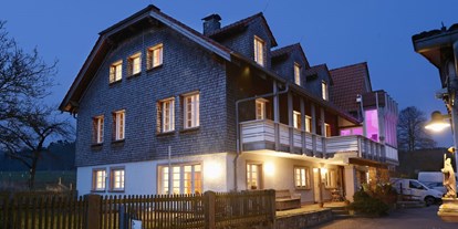 Naturhotel - Hoteltyp: BIO-Pension - Dipperz - Das Biohotel LindenGut am Abend in Hessen, Rhön - LindenGut - das Bio-Gästehaus