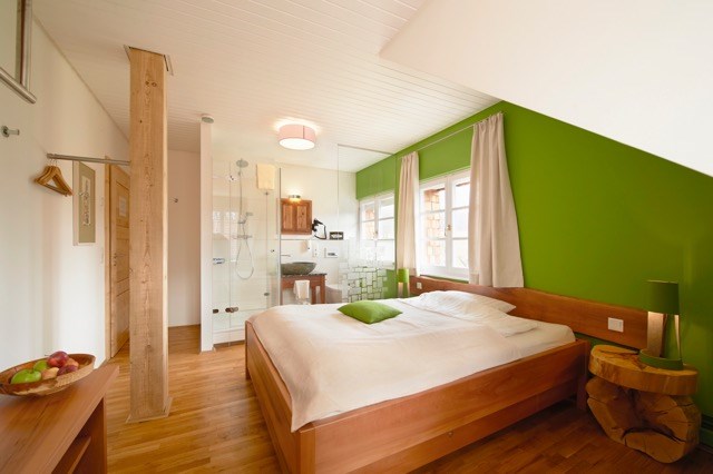 Biohotel: Es gibt 10 Einzel- und Doppelzimmer mit 20 Betten - LindenGut - das Bio-Gästehaus
