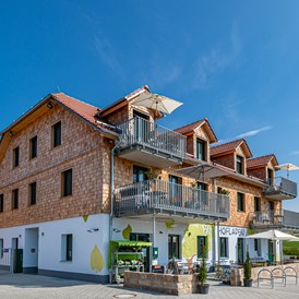 Biohotel: neues Bauernhaus mit Ferienwohnungen, Backstube, Hofladen, Metzgerei und Nudelmanufaktur - 150m entfernt vom Haupthaus - LindenGut - das Bio-Gästehaus
