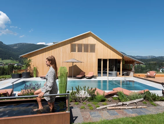 Biohotel: Panoramagarten mit Kneipp-Becken und Pool - Biohotel Oswalda Hus