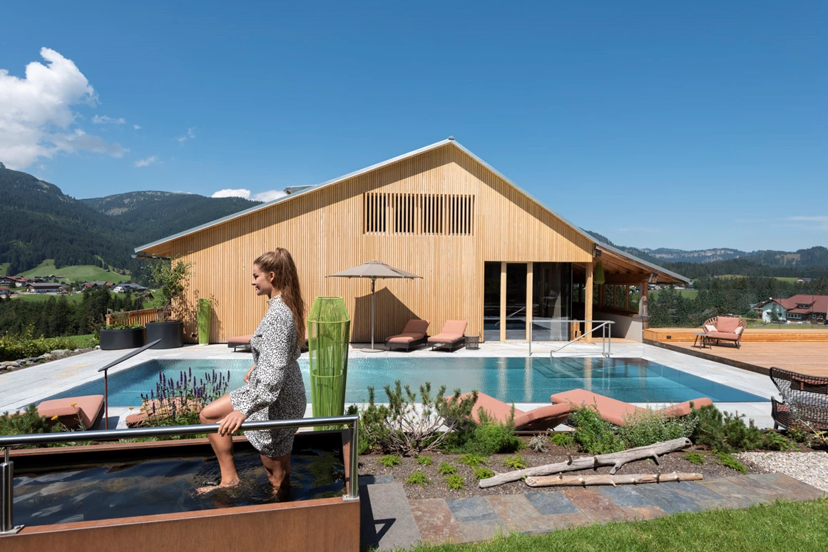 Biohotel: Panoramagarten mit Kneipp-Becken und Pool - Biohotel Oswalda Hus
