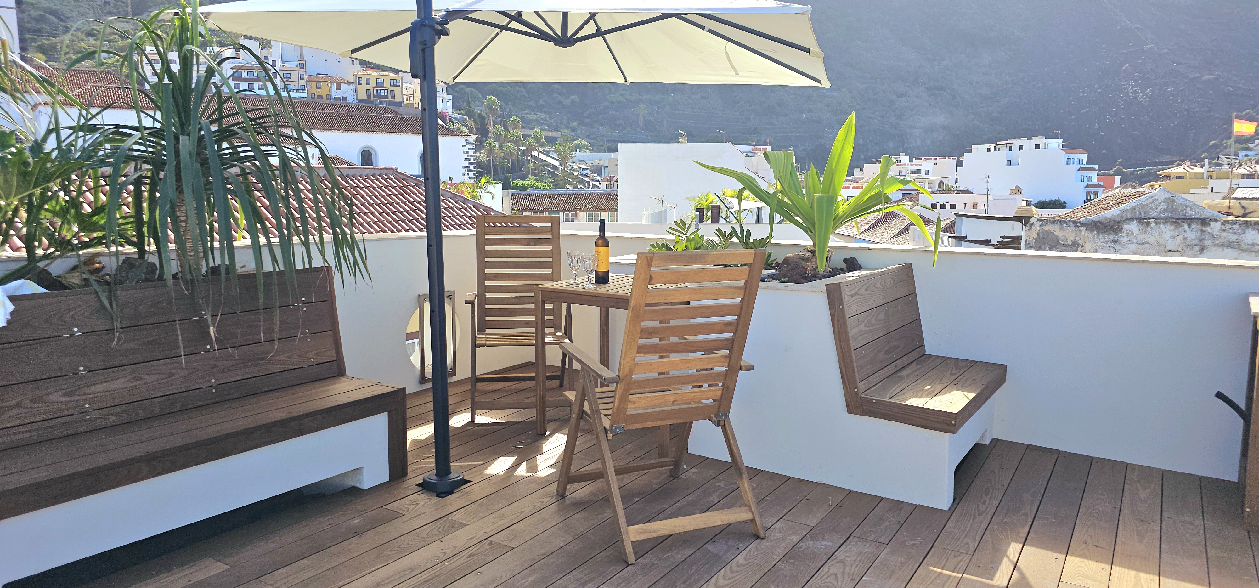 Naturhotel - Familienzimmer - Villa Arte 
Sonnenterrasse mit Blick in die historische Altstadt von Garachico - VILLA ARTE exclusive Ferienapartments