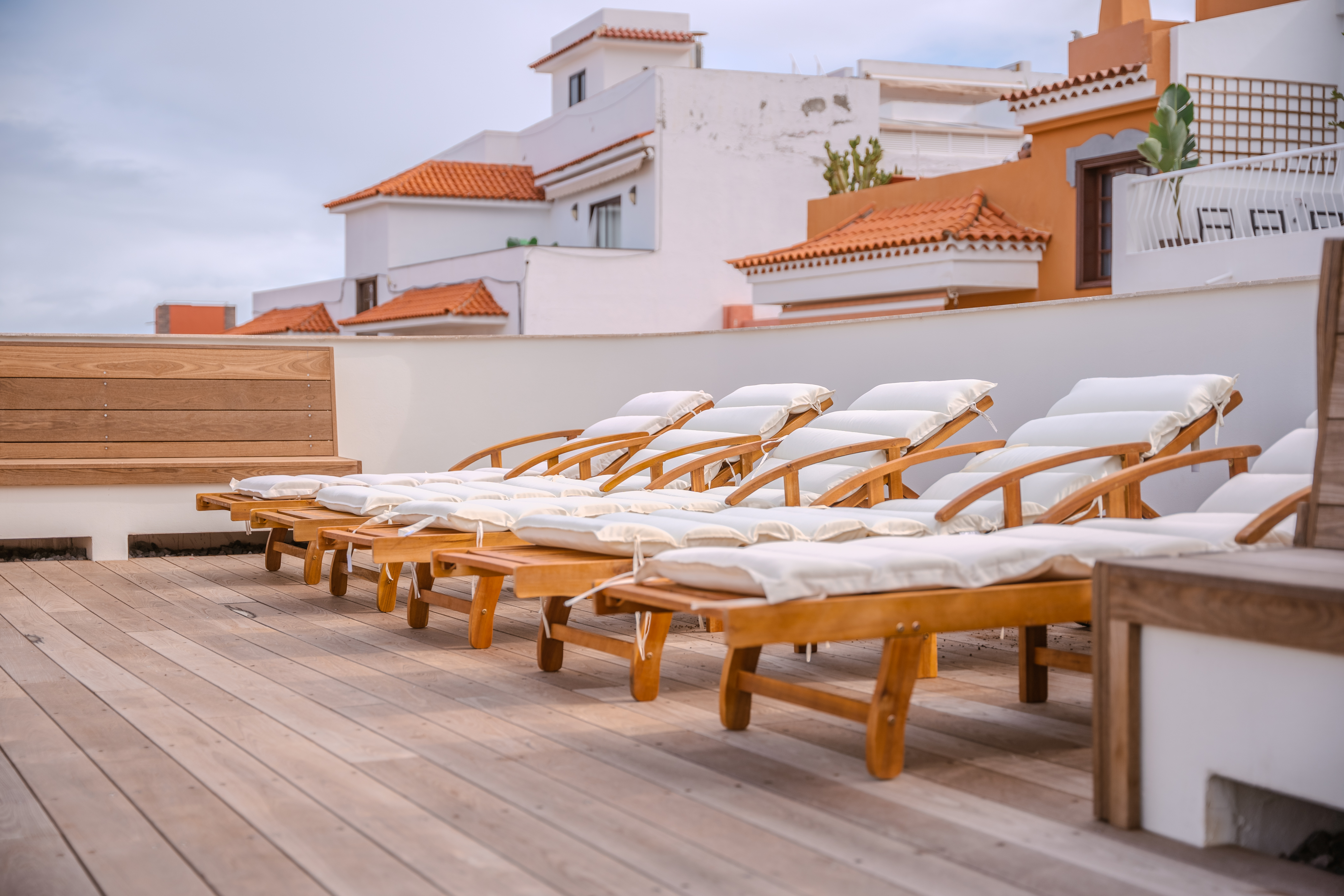 Naturhotel - Familienzimmer - Villa Arte 
Sonnenterrasse mit Sonnenliegen - VILLA ARTE exclusive Ferienapartments