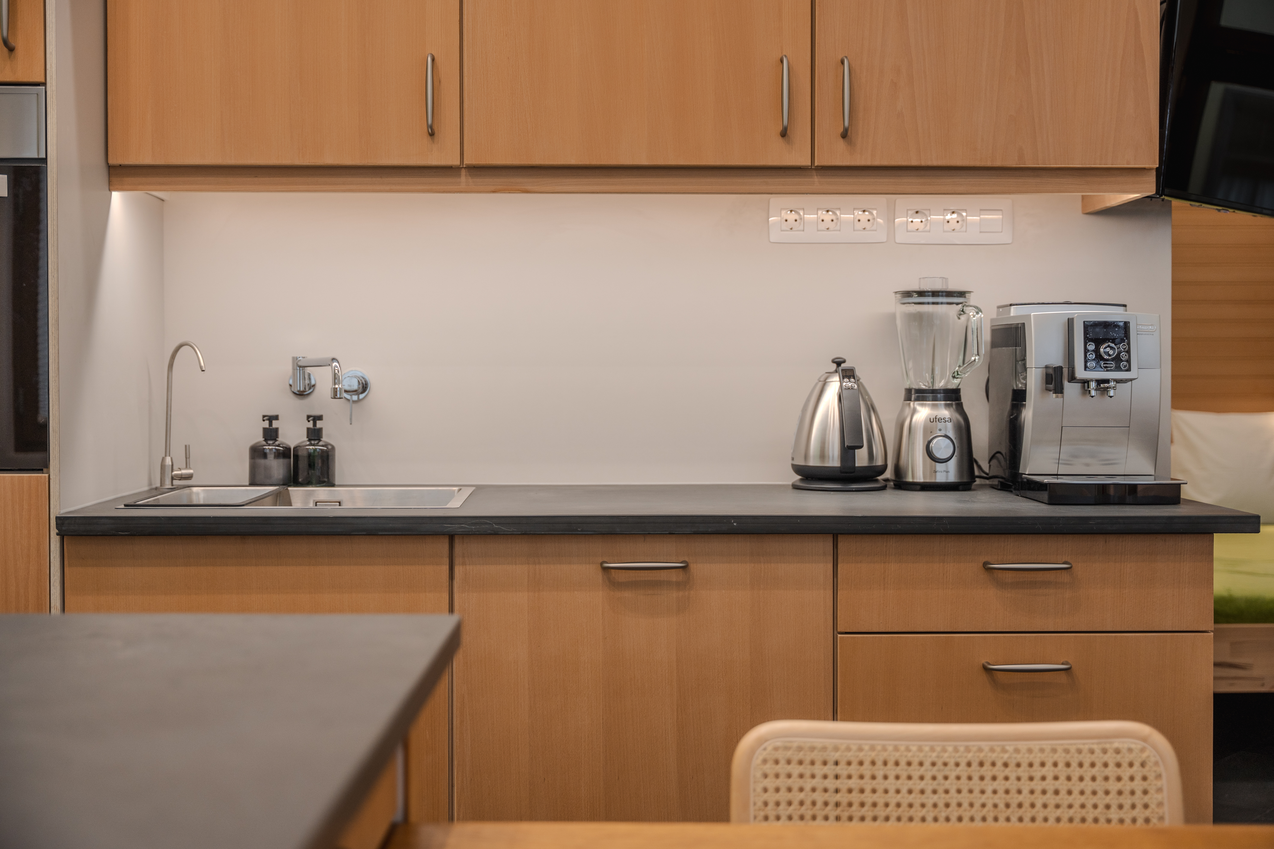 Biohotel: Villa Arte
Estudio Verde
Wohnraum mit Küche - VILLA ARTE exclusive Ferienapartments