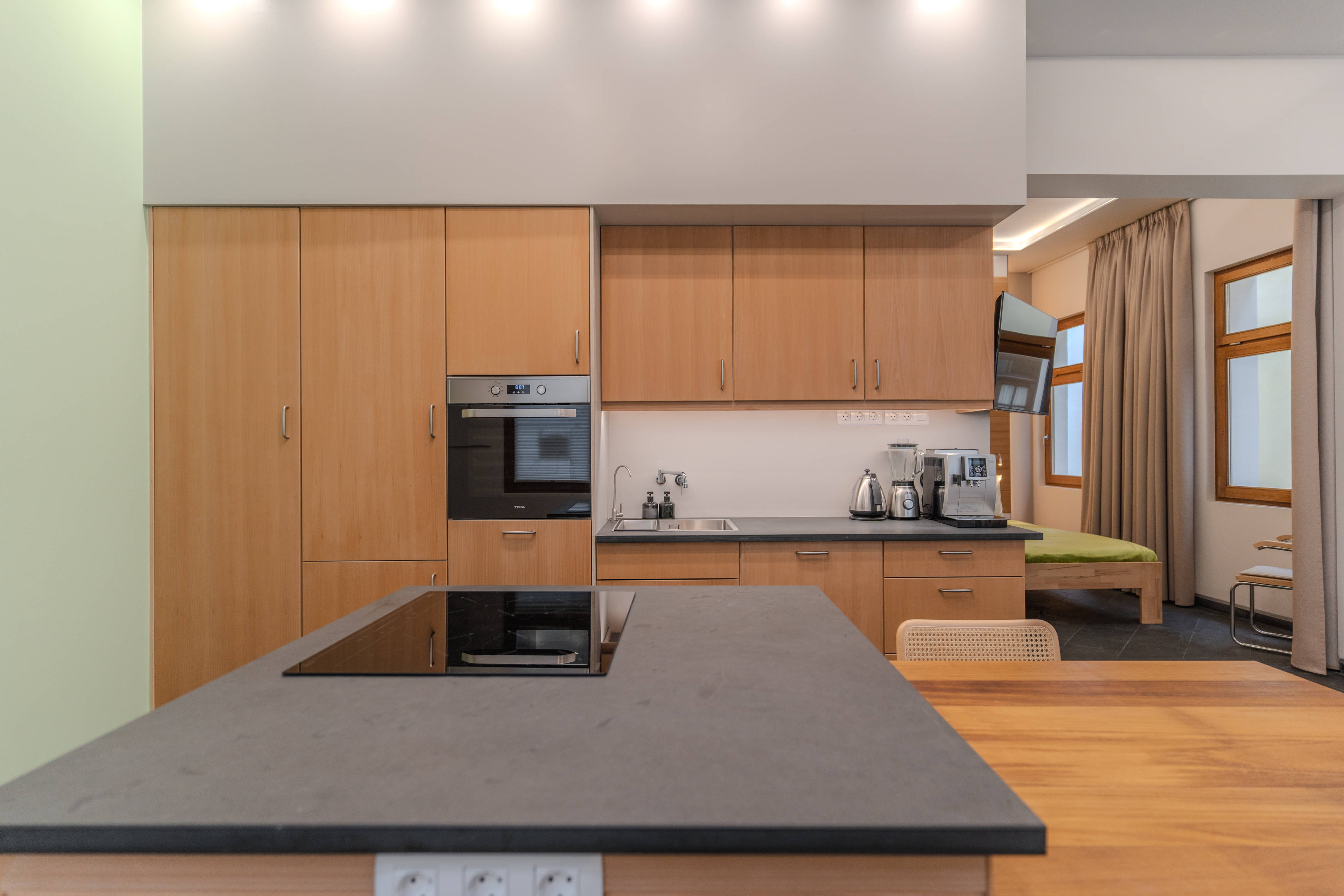 Biohotel: Villa Arte
Estudio Verde
Wohnraum mit Küche - VILLA ARTE exclusive Ferienapartments