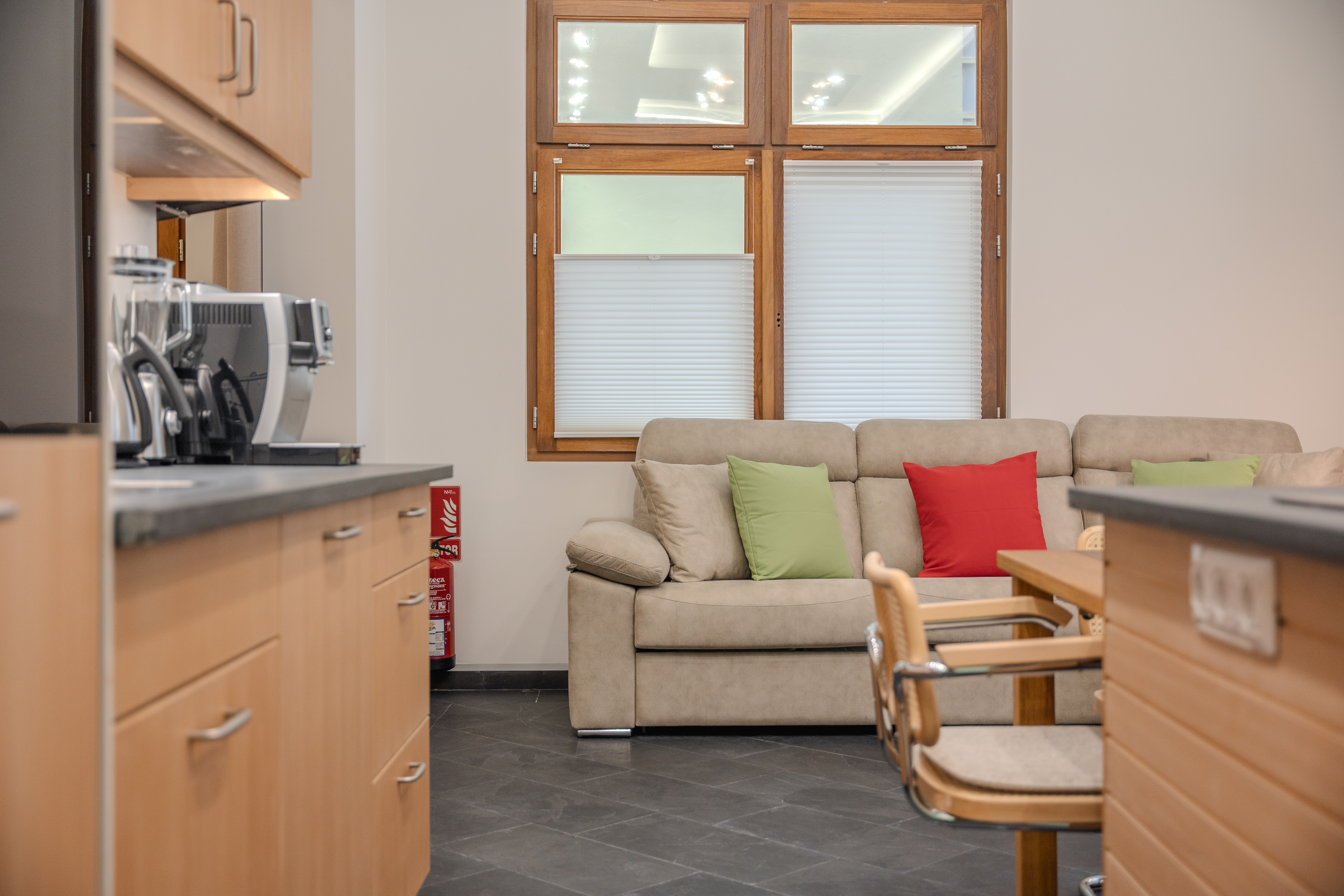 Biohotel: Villa Arte
Estudio Verde
Wohnraum mit Küche - VILLA ARTE exclusive Ferienapartments