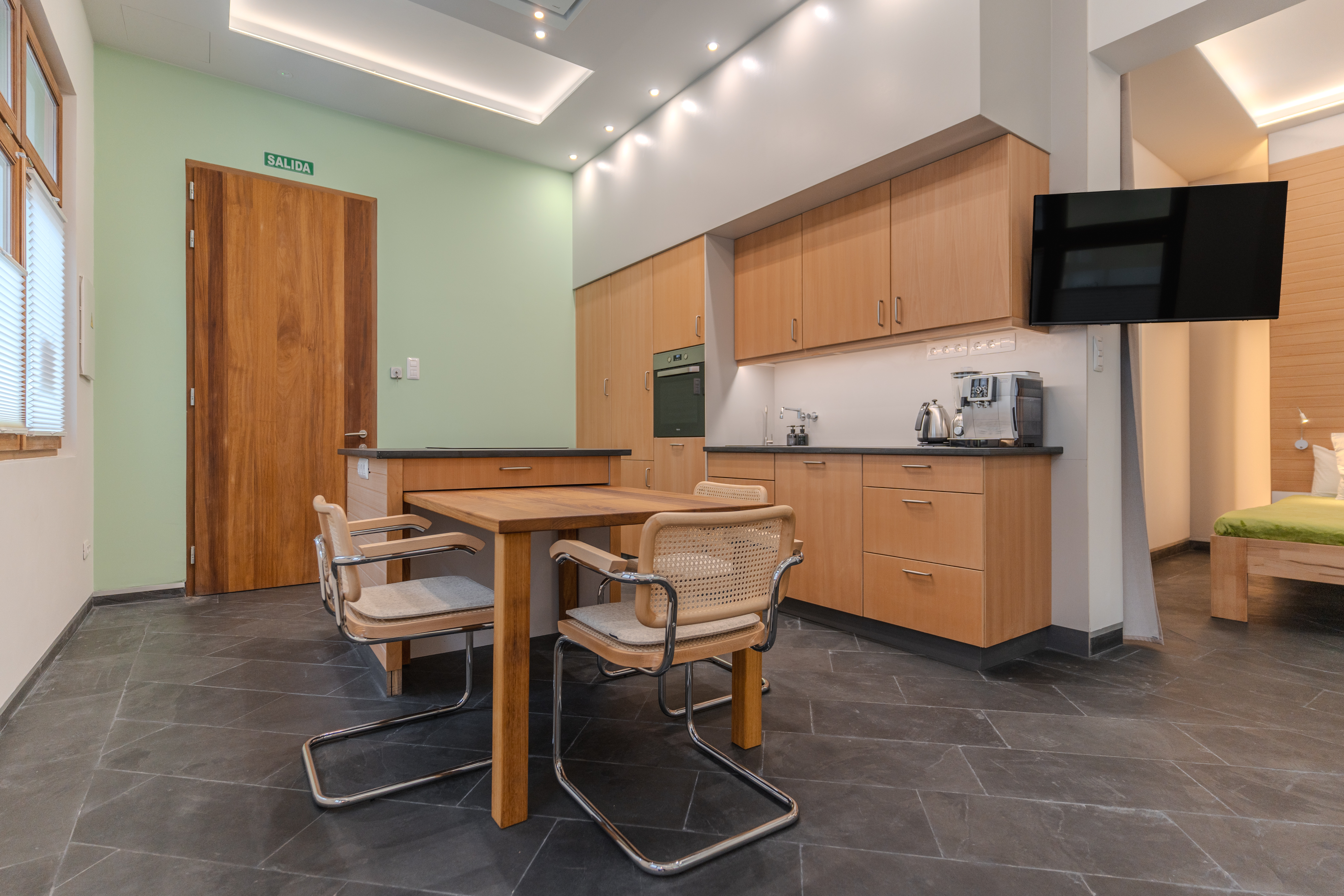 Biohotel: Villa Arte
Estudio Verde
Wohnraum mit Küche - VILLA ARTE exclusive Ferienapartments