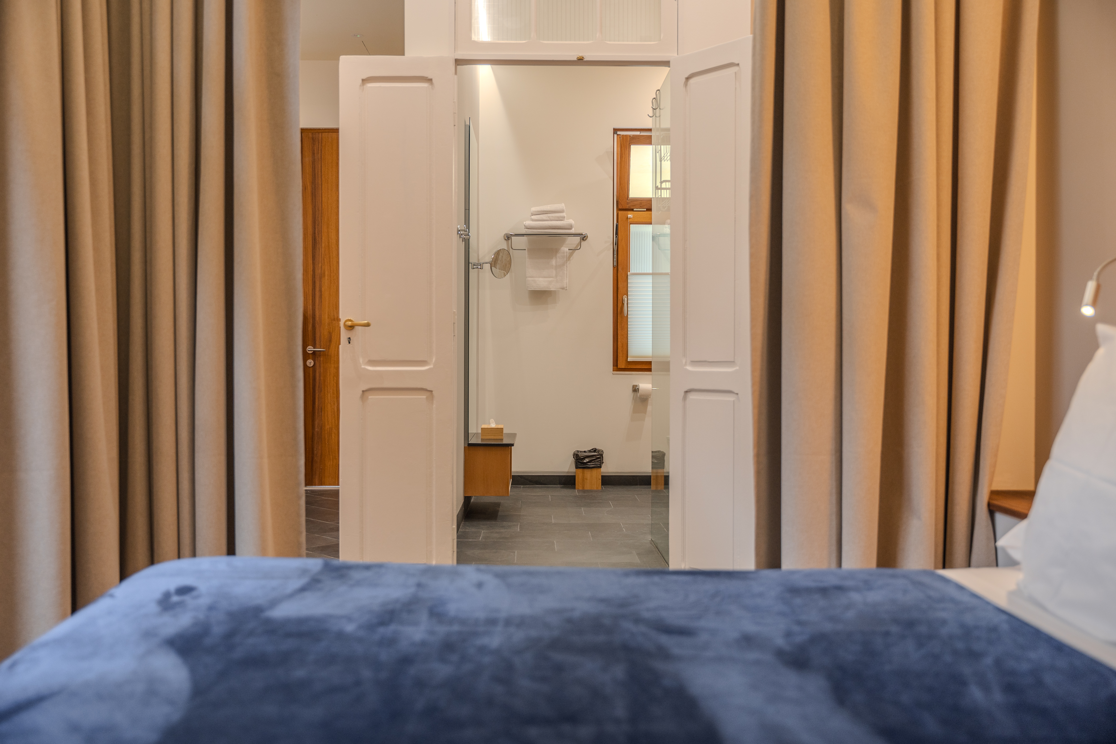 Biohotel: Villa Arte
Suite Azul
Schlafzimmer mit Blick ins Bad - VILLA ARTE exclusive Ferienapartments