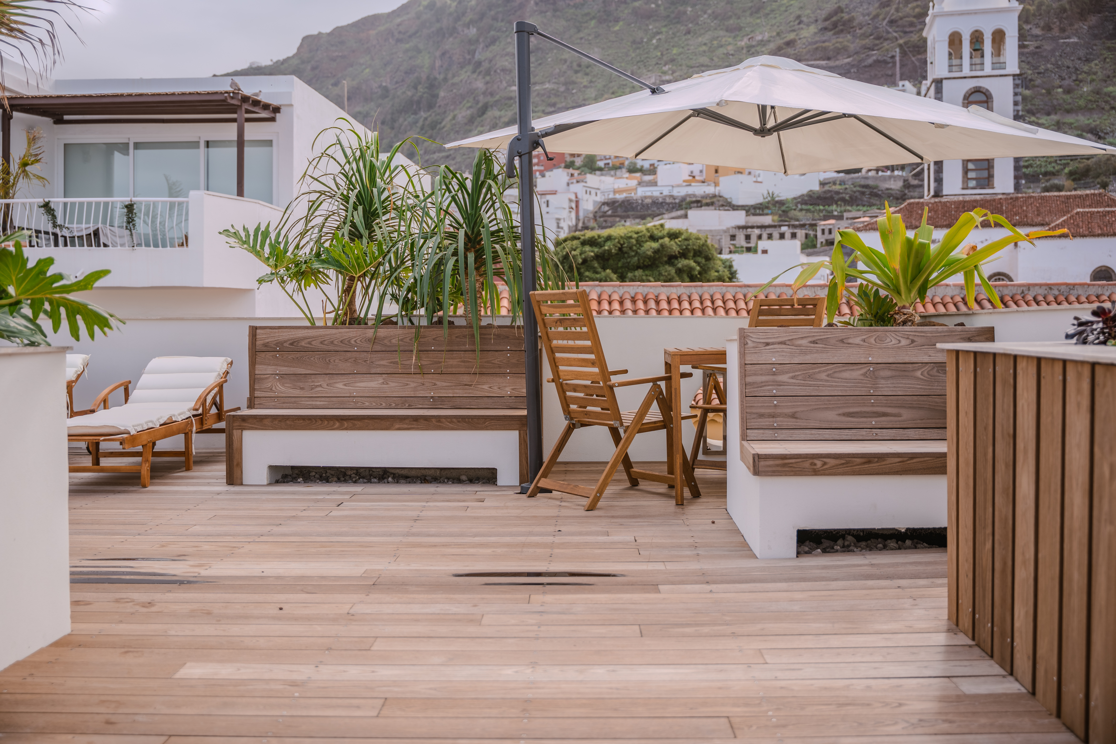 Biohotel: Villa Arte 
Sonnenterrasse mit Blick auf die historische Altstadt von Garachico - VILLA ARTE Teneriffa | exklusive Apartments