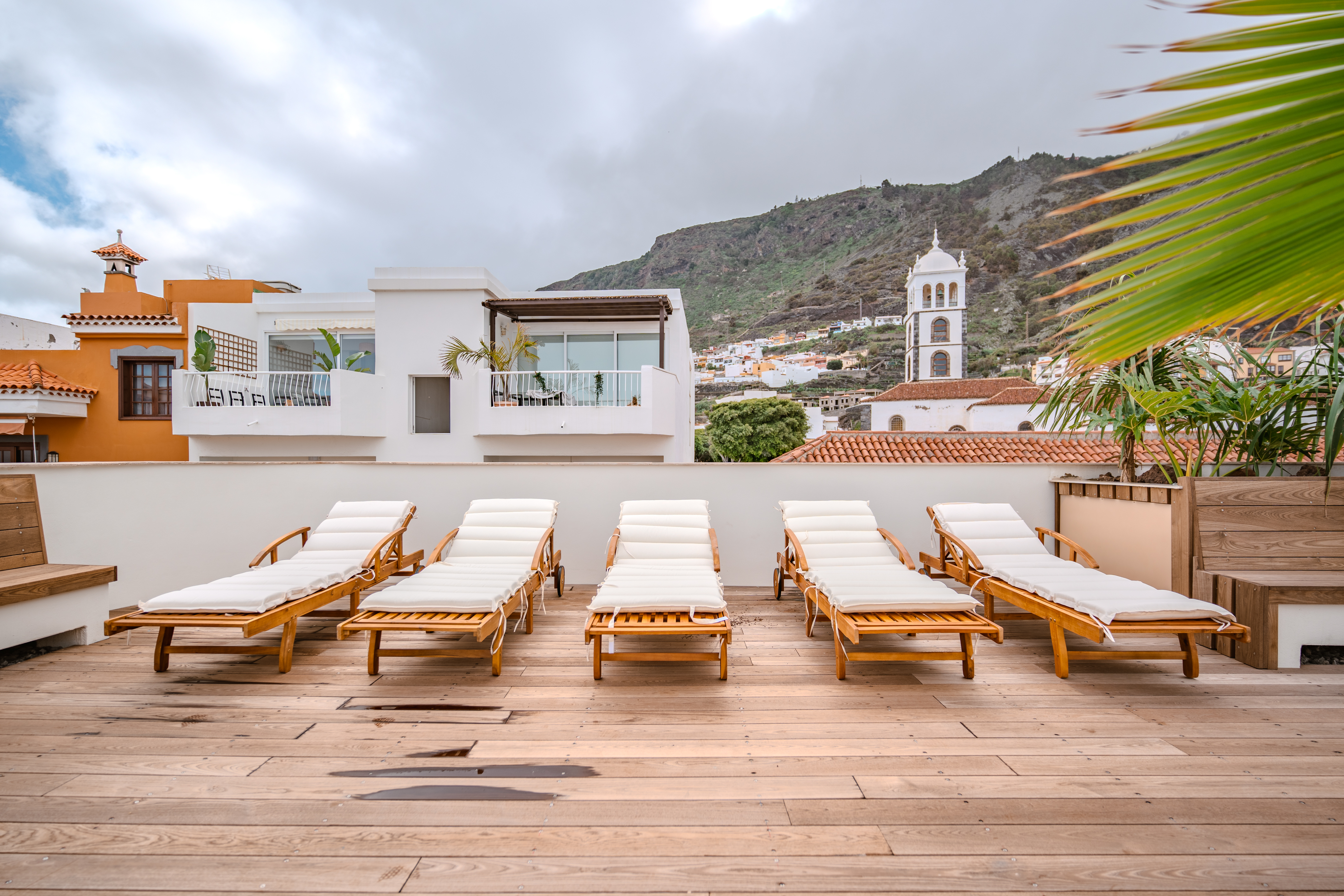 Biohotel: Villa Arte 
Sonnenterrasse mit Blick auf die historische Altstadt von Garachico - VILLA ARTE Teneriffa | exklusive Apartments