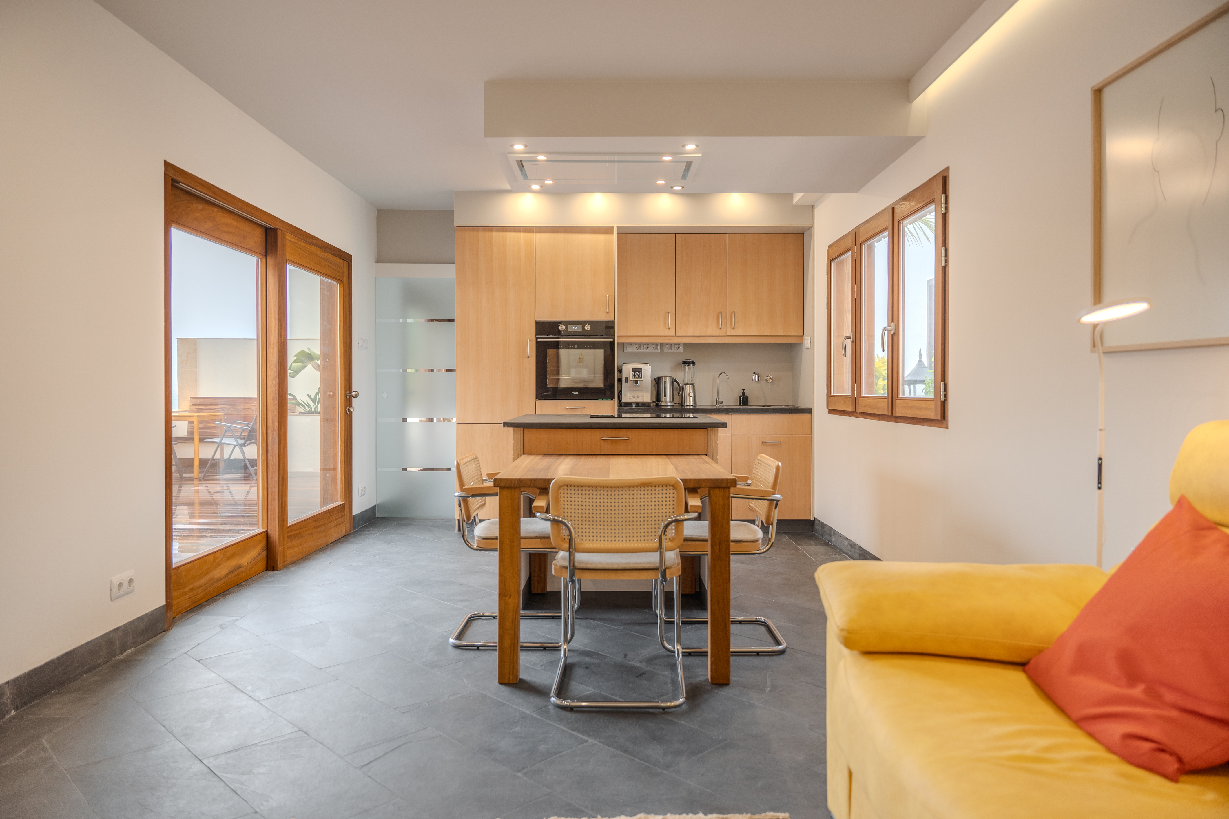 Biohotel: Villa Arte 
Apartment "Atico Exclusivo"
Wohnraum mit Küche - VILLA ARTE Teneriffa | exklusive Apartments