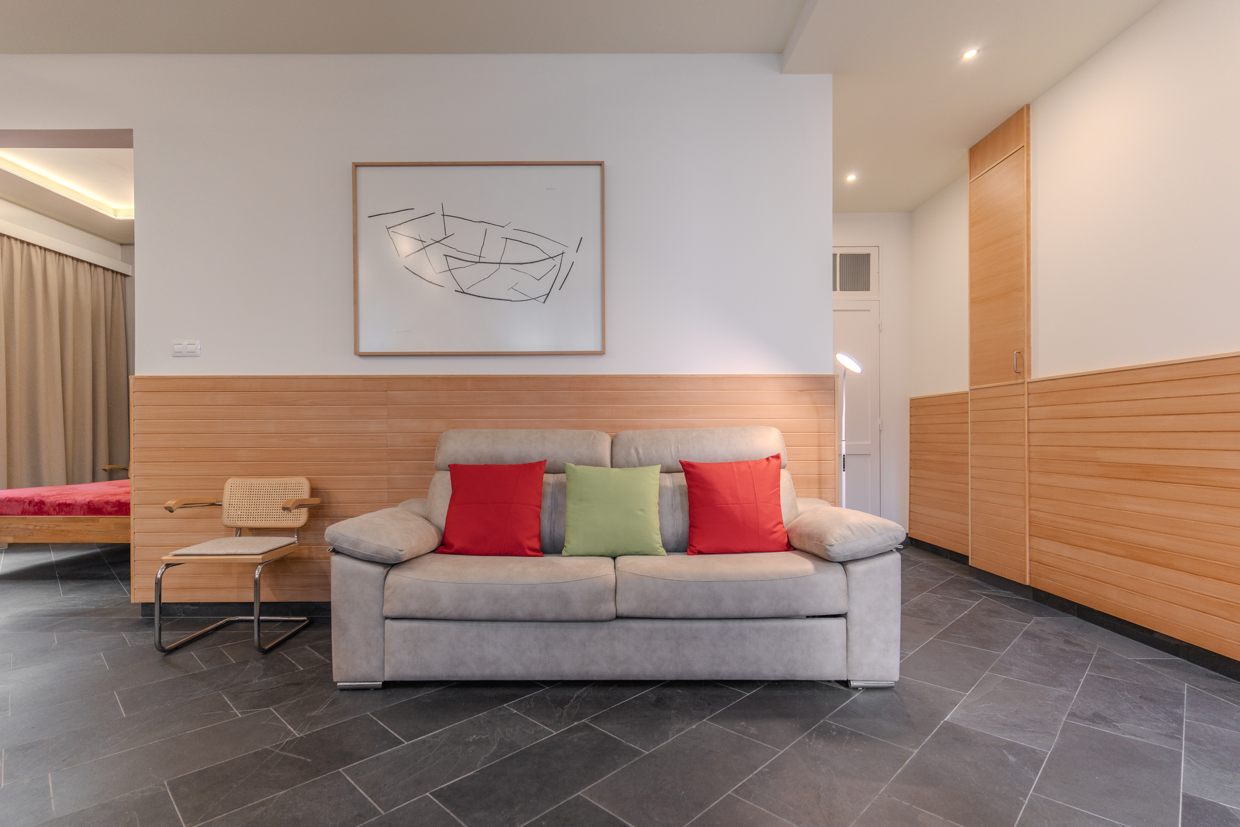 Biohotel: Villa Arte
Apartment "Loft Rojo"
Wohnraum mit Küche - VILLA ARTE Teneriffa | exklusive Apartments