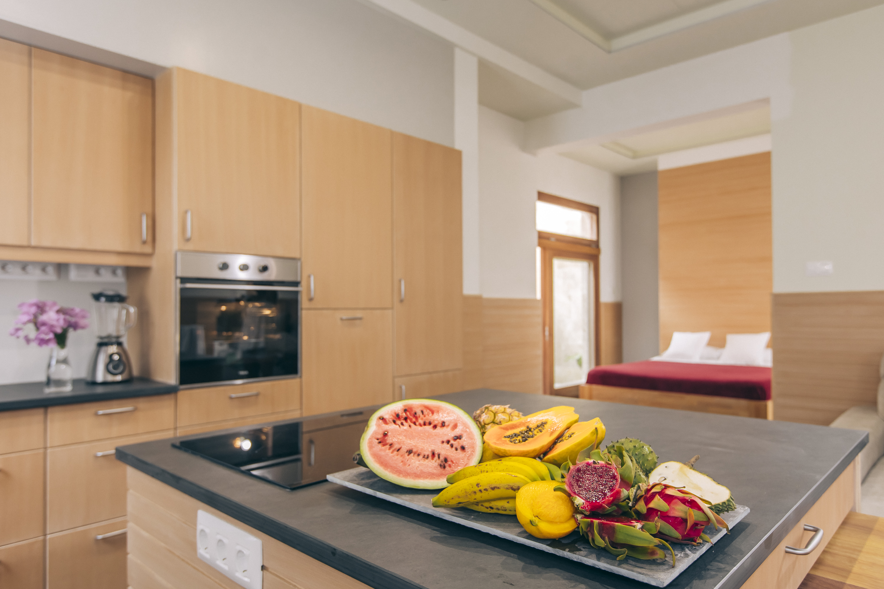 Biohotel: Villa Arte
Apartment "Loft Rojo"
Wohnbereich mit Blick ins Schlafzimmer - VILLA ARTE Teneriffa | exklusive Apartments