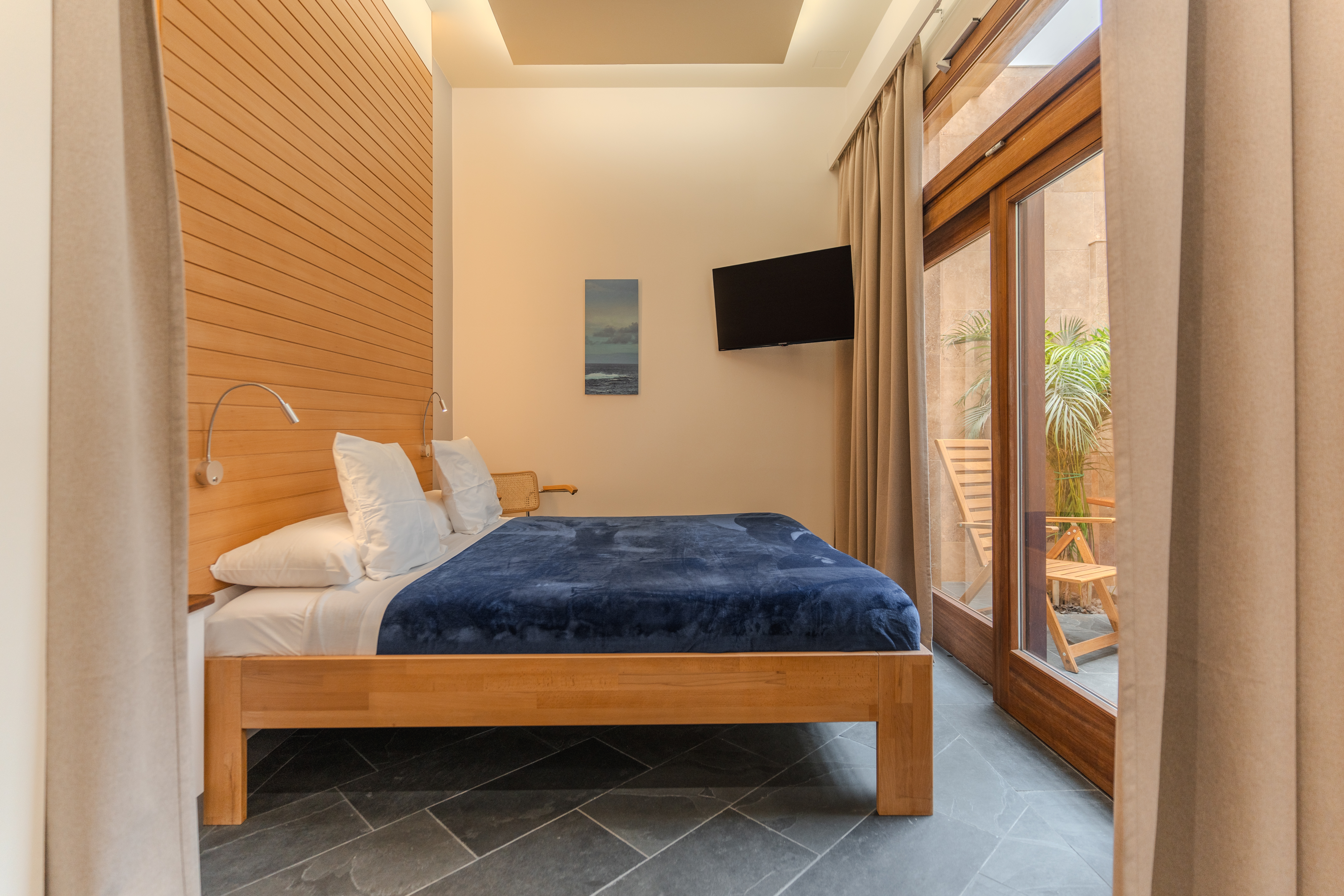 Biohotel: Villa Arte
Apartment "Suite Azul"
Schlafzimmer mit Blick in den Patio - VILLA ARTE Teneriffa | exklusive Apartments