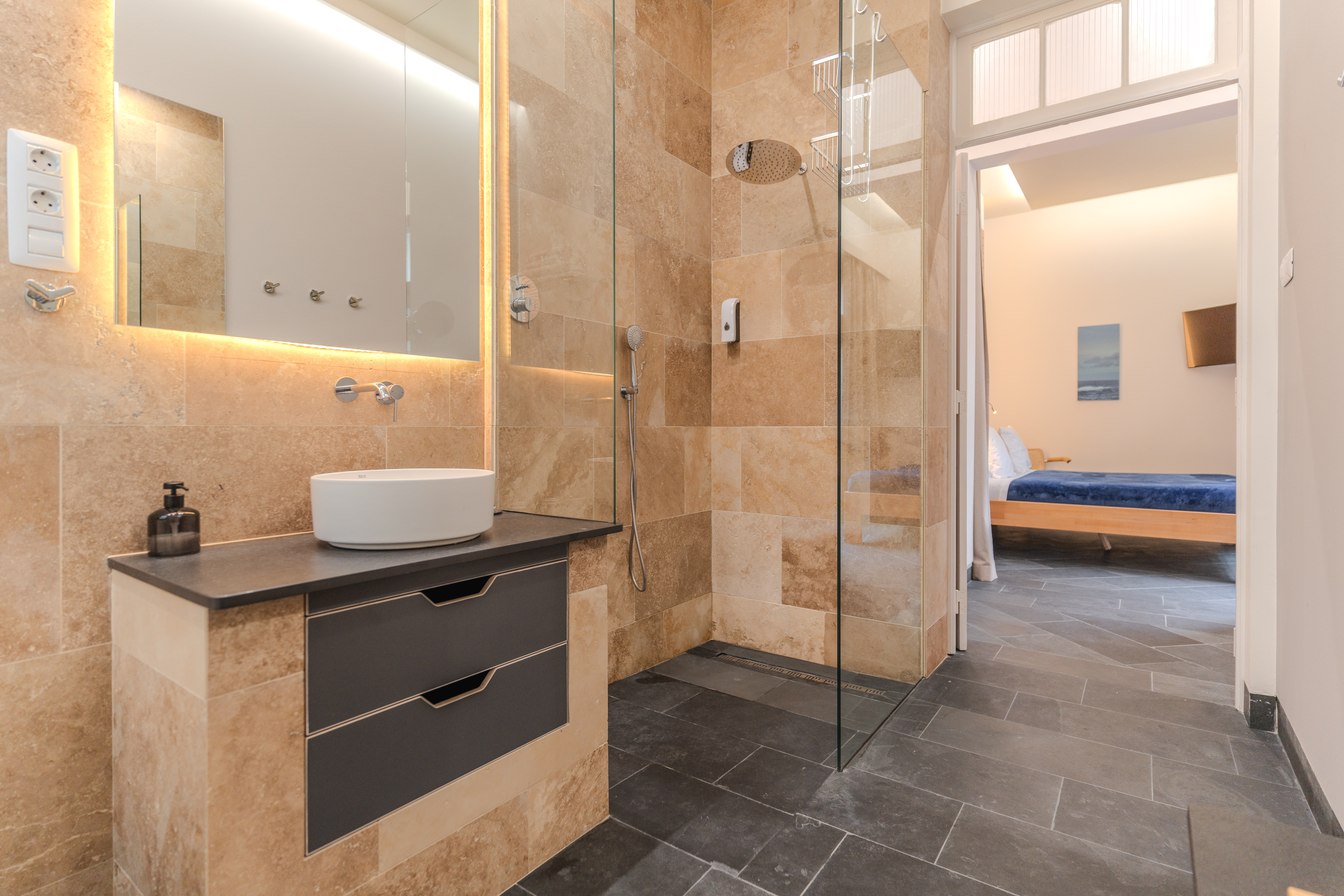 Biohotel: Villa Arte
Apartment "Suite Azul"
Bad mit Blick ins Schlafzimmer - VILLA ARTE Teneriffa | exklusive Apartments