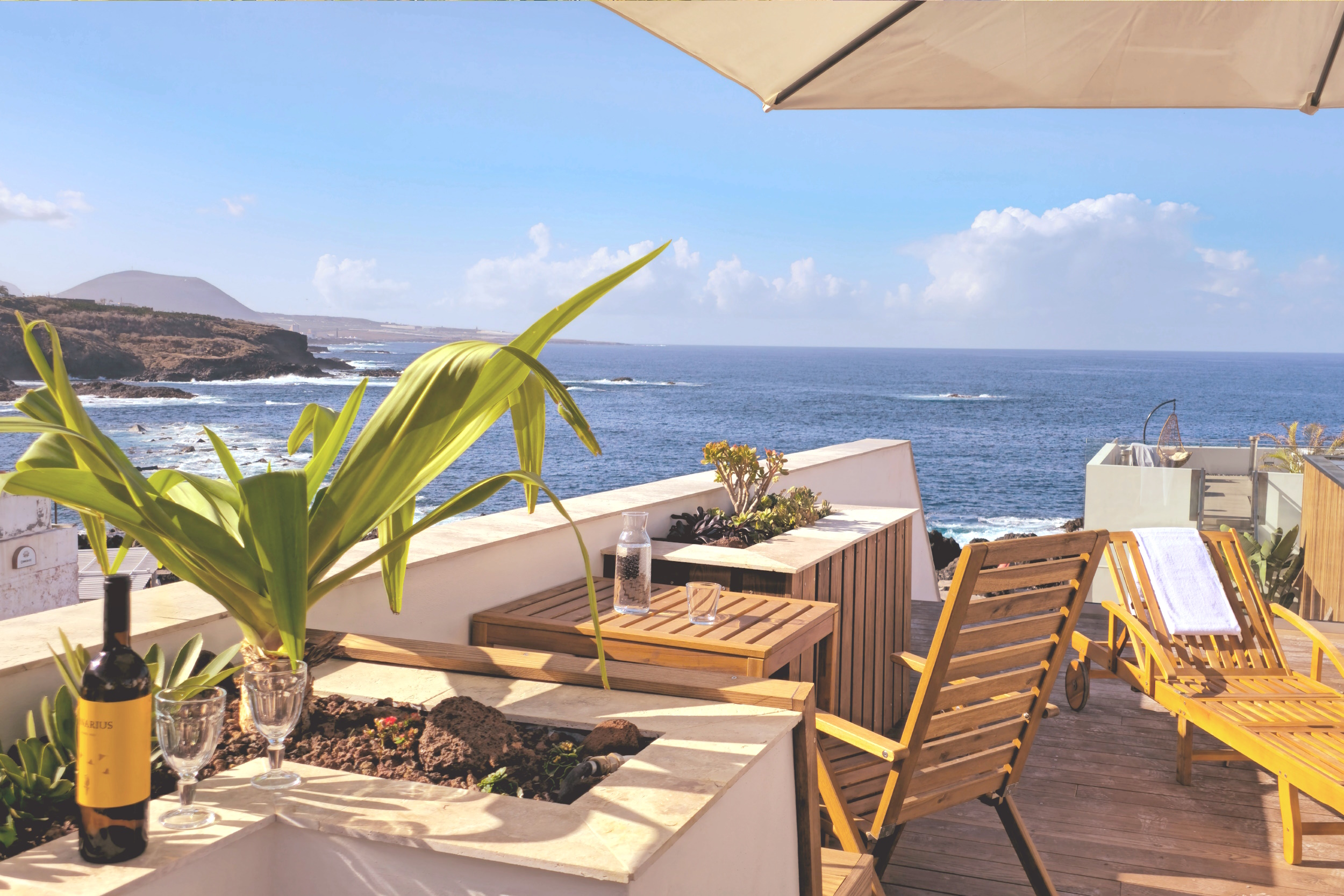 Biohotel: Villa Arte 
Dachterrasse für unsere Gäste mit Blick aufs Meer - VILLA ARTE Teneriffa | exklusive Apartments