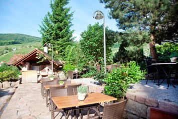Naturhotel: Im Garten kann man auch schön frühstücken ... - Naturhotel Holzwurm
