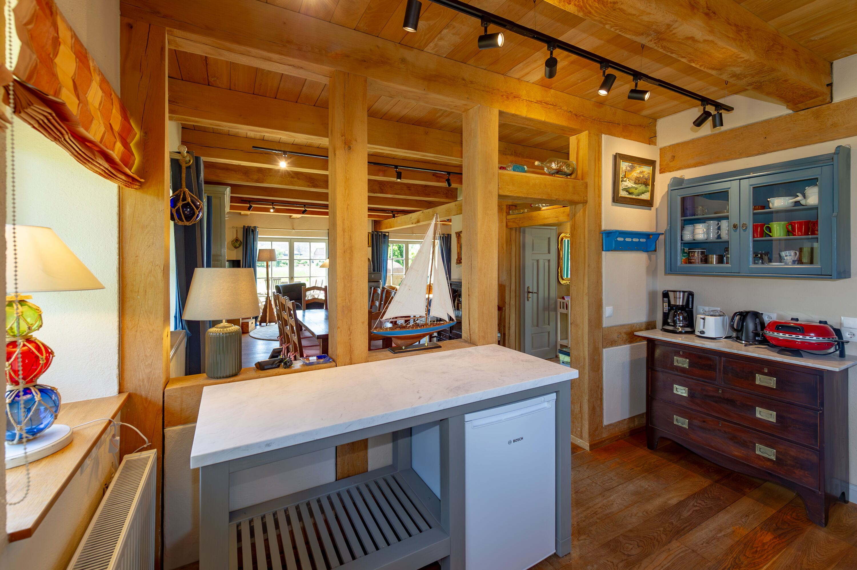 Biohotel: Küche mit Blick ins Wohnzimmer - Fachwerkhäuser Gager