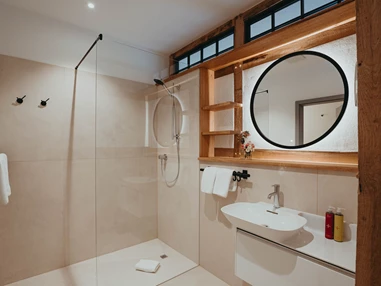 Biohotel: Badezimmer des Doppelzimmer mit Terrasse - Biohotel Wildland